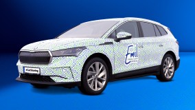 Skoda Enyaq mit Emil eCarSharing-Branding und grün-blauem Muster.